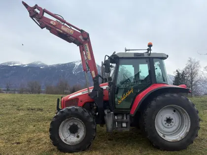 Massey Ferguson 5445 mit Stoll Lader