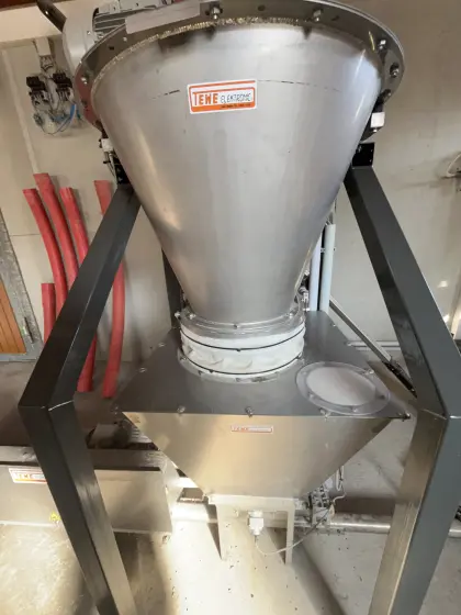 Fütterung Chargenmischer mit Kleindosierer und Antriebsstation