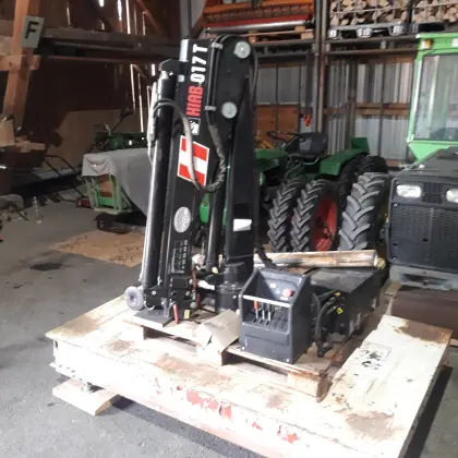 Kran HIAB 017T mit 12 V Pumpe, Stahlfundament