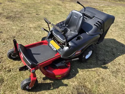 Toro Nullwendekreismäher mit Grasfangkorb, Anbauschneefräse