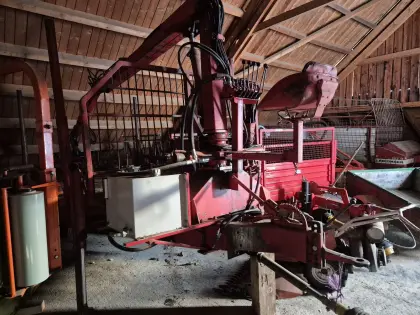 Forstanhänger mit Farmi Kran