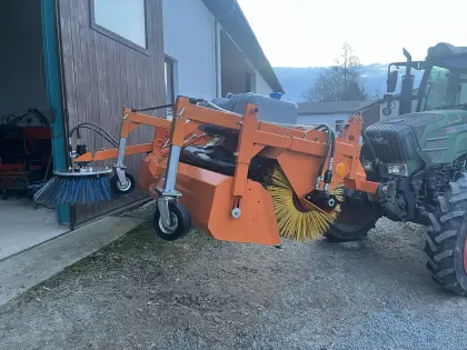 Kehrmaschine SaMasz Mop160 mit Seitenbesen und Wasser