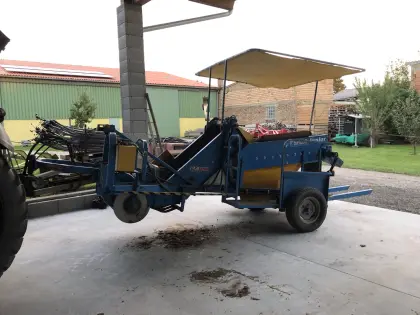 Frühkartoffel Erdäpfel Roder Erntemaschine