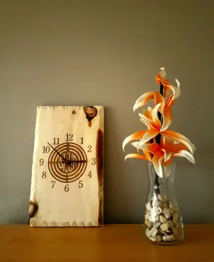 Steyr Zirbenholz Wanduhr um nur € 30,- als Osterangebot