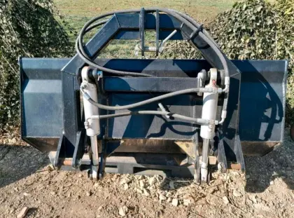 Heckcontainer kippbar ausgelegt als Schaufel hydr. 1,6