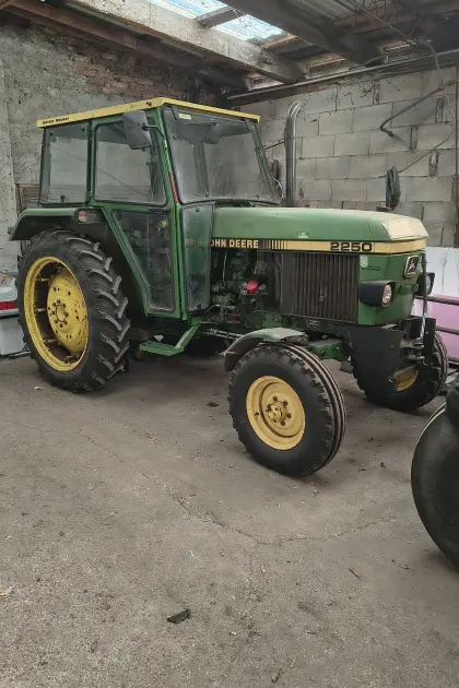John Deere 2250