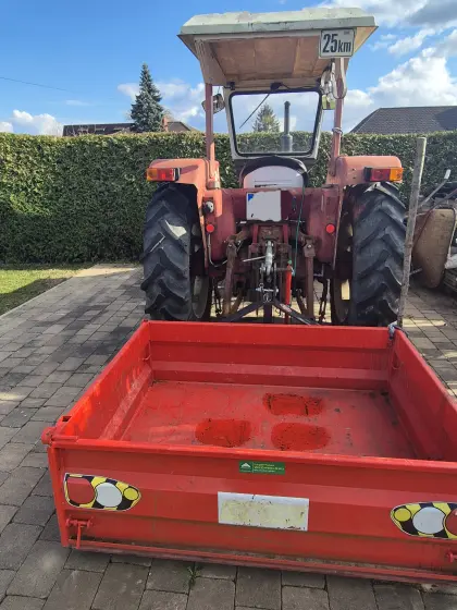 Traktor International 454 mit Kippmulde