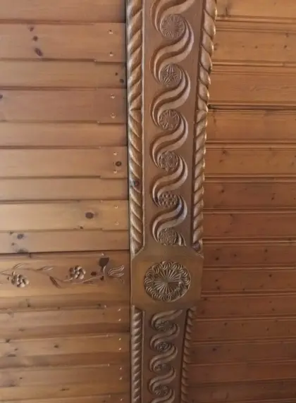 Schöne geschnitzte Holzdecke