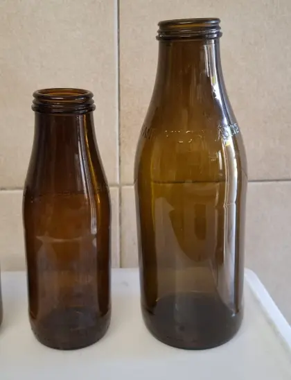 Milchflaschen braun 1,0 l, 0,5 l mit Kisten