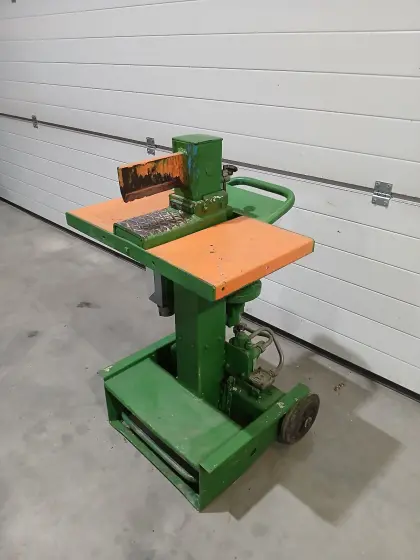 Holzspalter mit Fußbetätigung