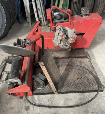 Reifenmontiermaschine Traktor