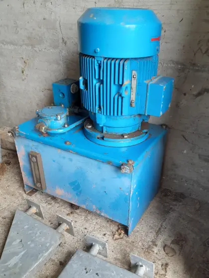 Wölfleder Hydraulikaggregat, Jordain Kälberfutterautomat