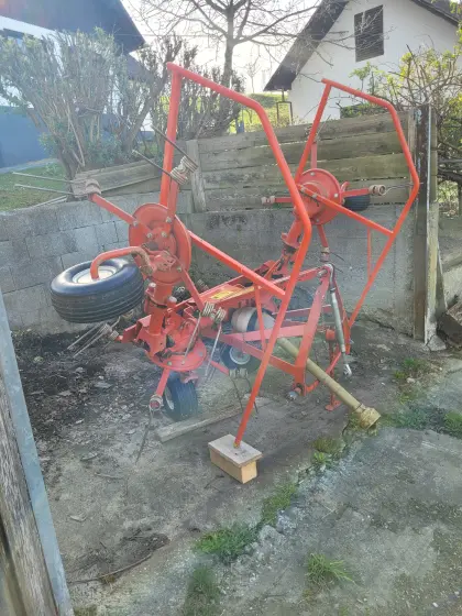 Welger AP42 und Kuhn GF Kreiselwender