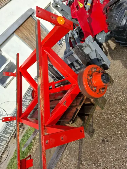 Ladewagenachse mit Reifen