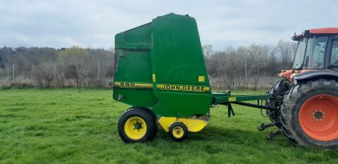Rundballenpresse John Deere 590
