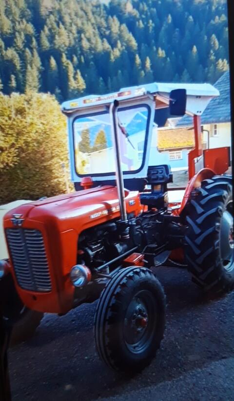 Massey Ferguson 35X mit Schneepflug