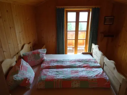 Doppelbett mit Nachtkästchen