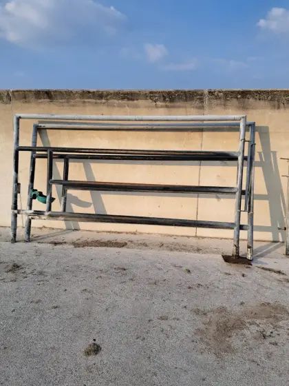 Verkaufe Rinderaufstallung Fressgitter Trenntor Tränkebecken