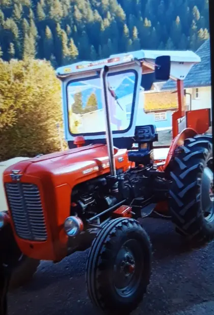 Massey Ferguson 35X mit Schneepflug