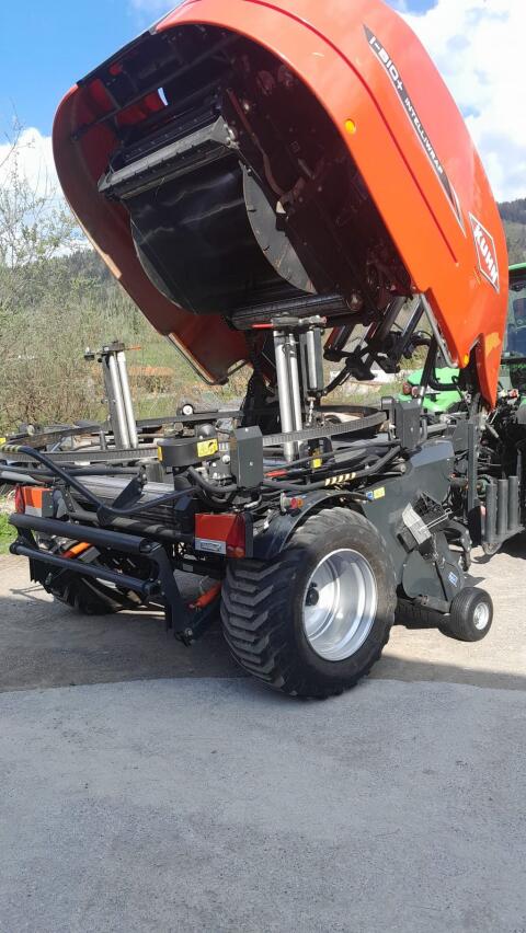 Kuhn iBio+ Press-Wickelkombination / Rundballenpresse