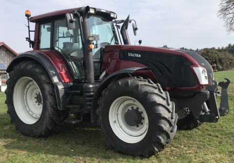 Valtra T163e Direct stufenloser Schlepper