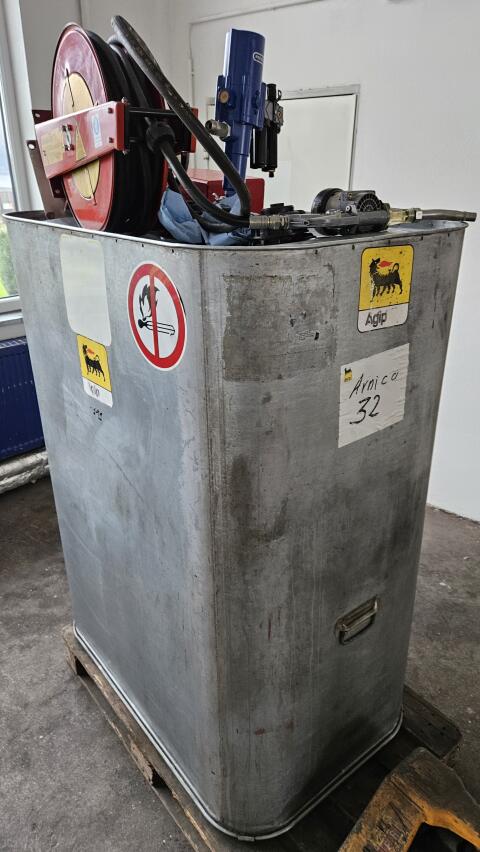 Hydrauliköltank mit Schlauchroller und Pumpe