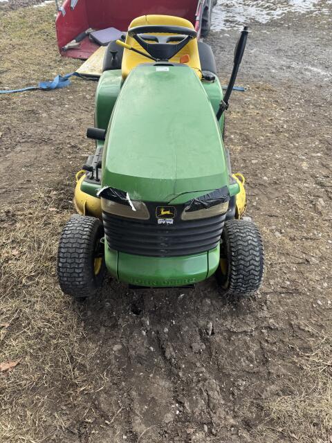 John Deere LTR166 mit Schneeschild und Schneeketten