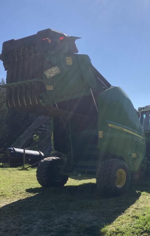 Rundballenpresse John Deere 451M
