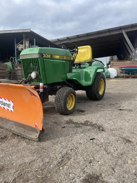 John Deere 332 Aufsitzmäher