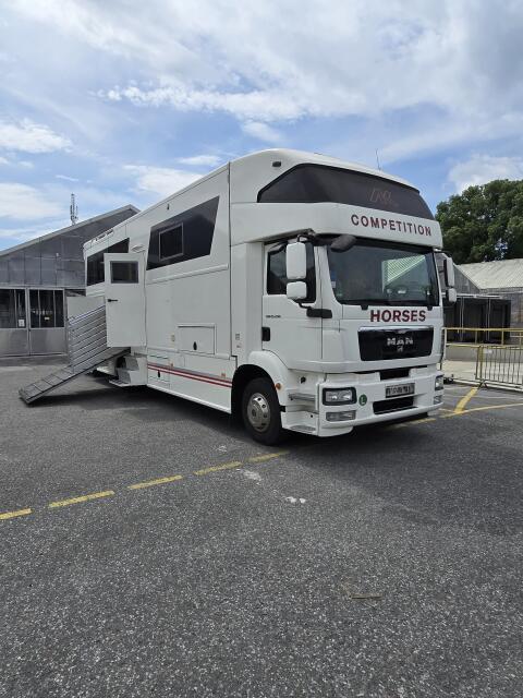 MAN TGM 15.290 4x2 LL – AK Aufbau, EZ 2012, Pop-Out, 5 Pferde