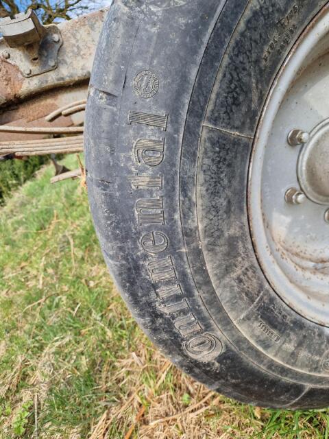 Reifen mit Felgen 355/60 R 18 Continental