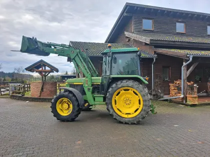 John Deere 2650 Frontlader mit Gabel
