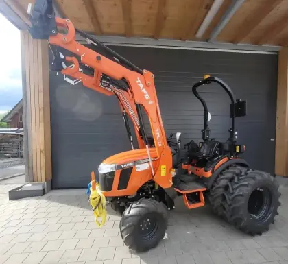 Traktor TAFE Frontlader Allrad Rasentraktor