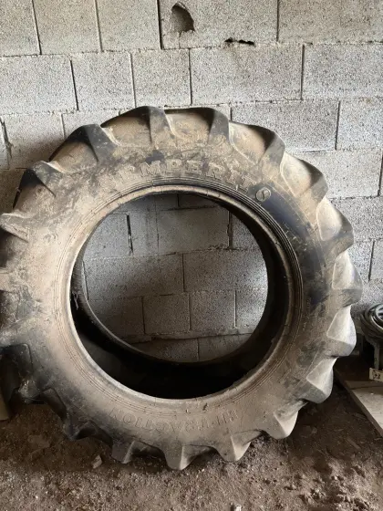 Alte Auto- und Traktorreifen