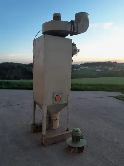 Staubabsaugung von Sandstrahlkabine