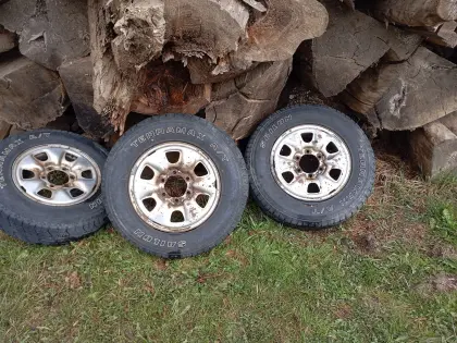 Reifen mit Stahlfelgen