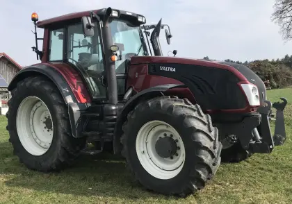 Valtra T163e Direct stufenloser Schlepper