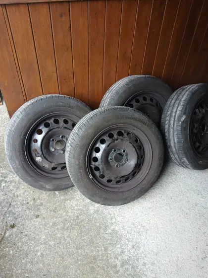 Neuwertige Ford Transit Connect Sommerreifen