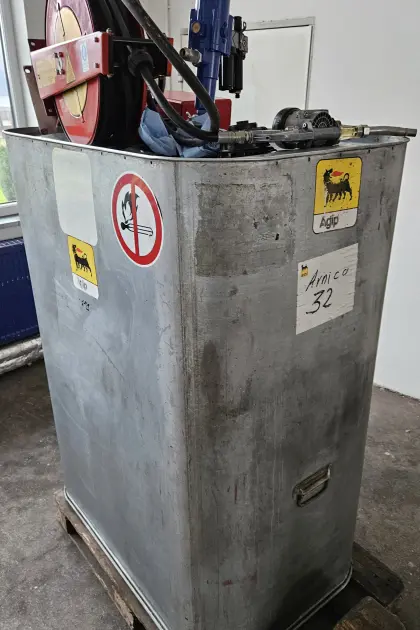 Hydrauliköltank mit Schlauchroller und Pumpe