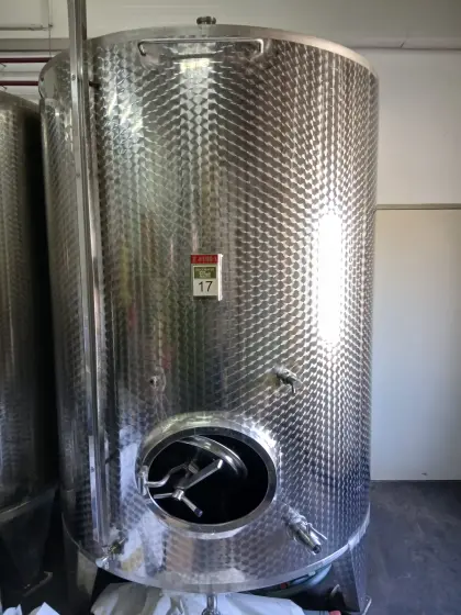 2 Edelstahl-Tanks je 4.100 l