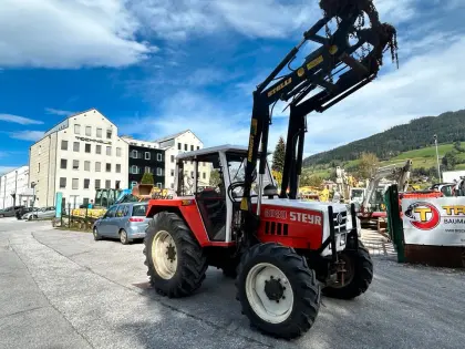 Steyr 8080 mit Frontlader mit Industrieaufnahme
