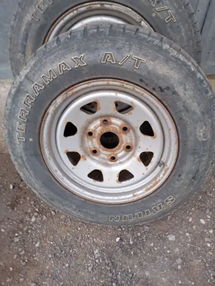 Reifen mit Felgen für Mitsubishi L200