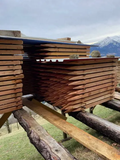 Lärchenbretter, Latten und Stempel