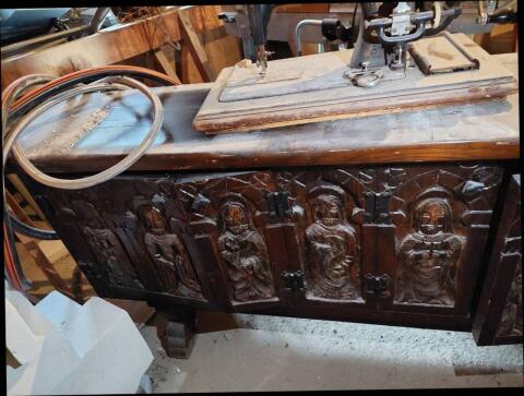 Schrank mit handgeschnitzter Tür