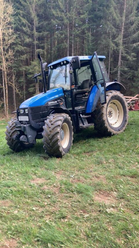 New Holland TS 100 mit Hauer Frontlader
