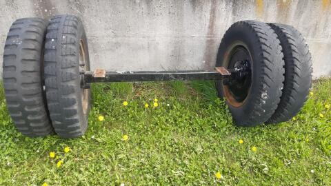 Achse mit Zwillingsrädern