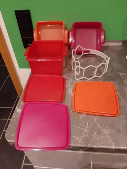 Tupperware-Set mit Haltegriff