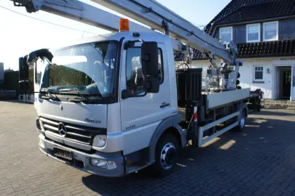 Mercedes 7,49 t Klasse 3 auf Böcker 35/3000 SPS, Bühne