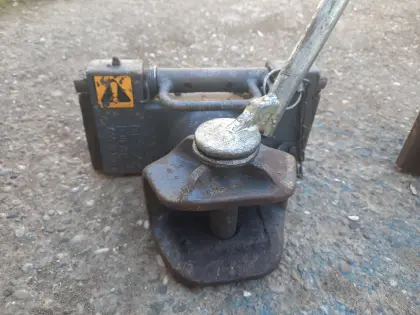 2 Stk. Anhängerkupplungen, New Holland