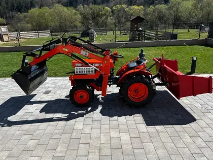 Kubota B7000 mit Frontlader und Hecklade